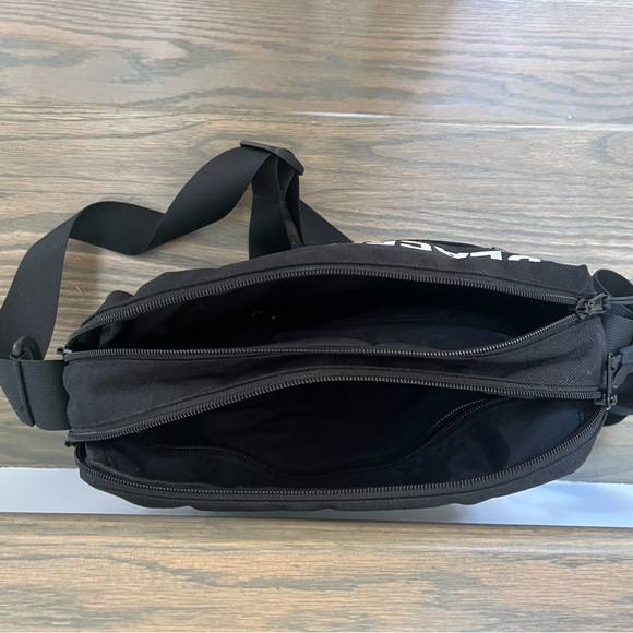 Places + Faces Shoulder Bag Black - Picture 6 of 8